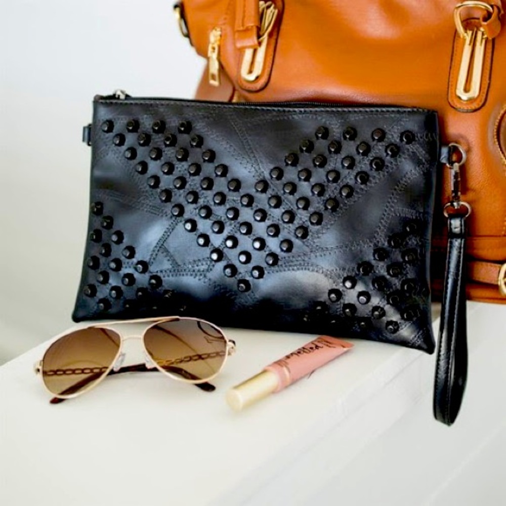 Black clutch also comes south long strap